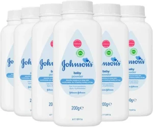 Шесть белых бутылок Johnson's baby powder по 200 г в ряд