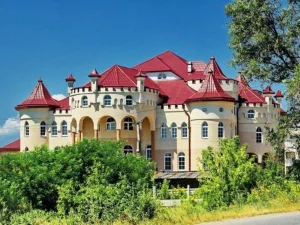 naibahatshe-selo-v-ukraini-palatsy-nyzhnoi-apshi-shcho-vrazyly-vsiu-krainu-b605