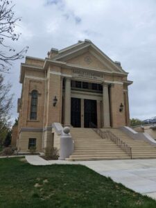 Фасад Кейсвиллского LDS-табернакля с колоннами, лестницей и надписью 1912