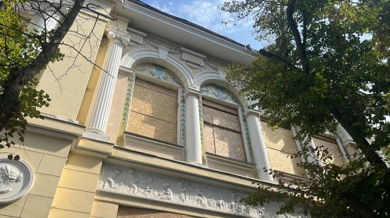 Фасад Харківського художнього музею з зашитим фанерою вікнами після консервації