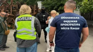 Поліція та працівник прокуратури під час операції біля металевих конструкцій