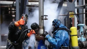 Рятувальники у хімзахисті та протигазах локалізують витік аміаку з промислової труби